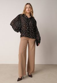 Born2be - Czarna Bawełniano-Wiskozowa Koszula w Groszki z Plisowanymi Rękawami Ronan. Okazja: na co dzień, na spotkanie biznesowe, do pracy. Kolor: czarny. Materiał: wiskoza, bawełna. Wzór: grochy. Styl: casual, biznesowy, klasyczny #5