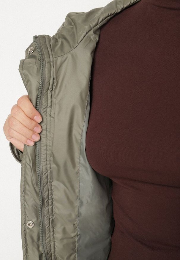 Born2be - Jasnozielona Pikowana Kurtka Przejściowa z Kapturem Arivitte. Okazja: na co dzień. Typ kołnierza: kaptur. Kolekcja: plus size. Kolor: zielony. Materiał: jeans. Styl: casual, elegancki