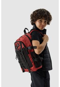 4f - Plecak dziecięcy (10 L) - czerwony. Kolor: czerwony. Materiał: materiał, tkanina, syntetyk, guma. Wzór: ze splotem. Styl: młodzieżowy, casual