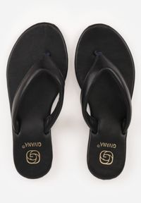 Renee - Czarne Płaskie Japonki Minimalistyczne z Paskiem z Imitacji Skóry Doriemala. Okazja: na co dzień. Kolor: czarny. Materiał: skóra. Sezon: lato. Obcas: na płaskiej podeszwie. Styl: wakacyjny, casual #8