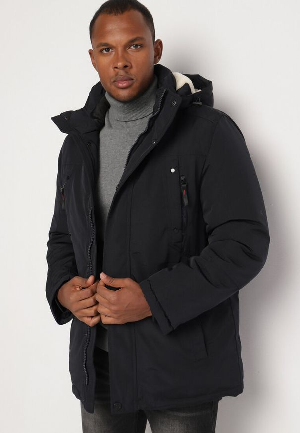 Born2be - Granatowa Kurtka Zimowa z Ociepleniem z Futerka z Odpinanym Kapturem Izatina. Okazja: na co dzień. Kolor: niebieski. Materiał: futro. Sezon: zima. Styl: casual, klasyczny