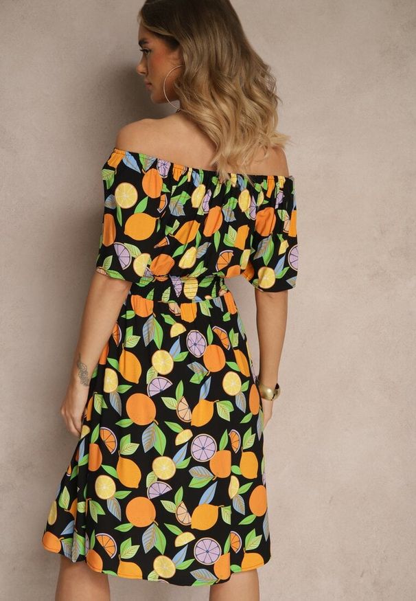 Renee - Czarna Sukienka Typu Hiszpanka z Bawełną ze Wzorem Cytrusów Aprona. Okazja: na co dzień. Typ kołnierza: dekolt hiszpanka. Kolor: czarny. Materiał: bawełna. Sezon: lato. Styl: casual, elegancki