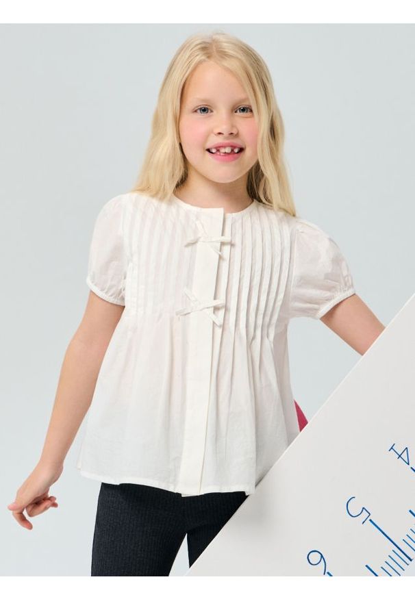 Sinsay - Bluzka z plisowanym przodem i kokardami - biały. Typ kołnierza: kokarda. Kolor: biały