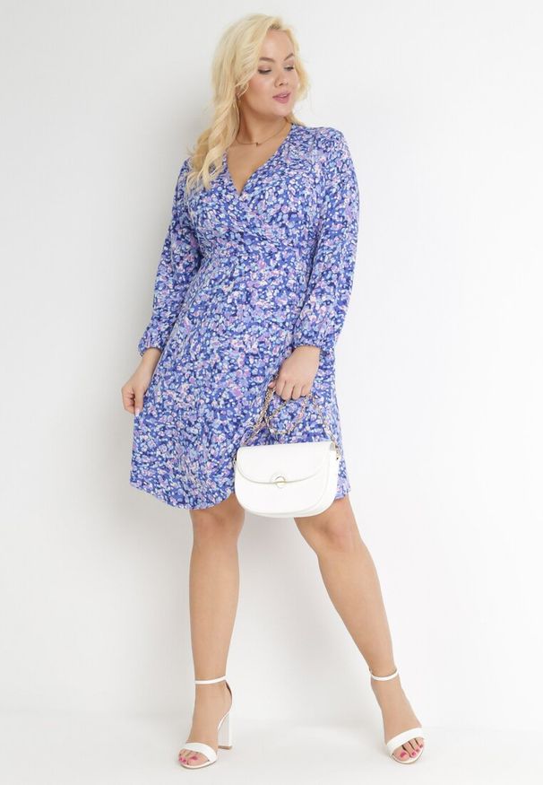 Born2be - Granatowa Kopertowa Sukienka Midi w Kwiaty z Gumką w Pasie i Głębokim Dekoltem Donata. Okazja: na co dzień. Typ kołnierza: dekolt w serek. Kolekcja: plus size. Kolor: niebieski. Wzór: kwiaty. Typ sukienki: kopertowe. Długość rękawa: długi rękaw. Sezon: jesień, wiosna. Styl: klasyczny, casual. Długość: midi