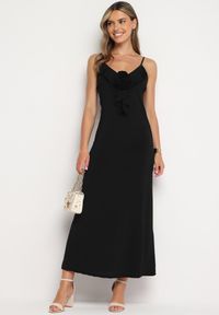 Born2be - Czarna Koktajlowa Dopasowana Sukienka z Broszką Kwiatkiem Vikanna. Typ kołnierza: kołnierz z falbankami, dekolt w kształcie V. Kolor: czarny. Długość rękawa: na ramiączkach. Wzór: kwiaty. Typ sukienki: dopasowane. Styl: wizytowy #1