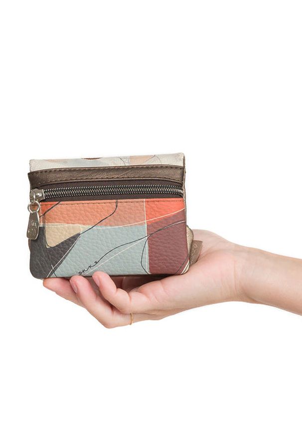 Portfel damski Anekke, z klapką ozdobiony charakterystycznym nadrukiem i metalowym logo wyposażony w kieszeń na monety, złoty, 42809-016. Kolor: złoty. Wzór: nadruk, aplikacja