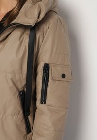 Born2be - Jasnobrązowa Pikowana Kurtka z Kapturem o Klasycznym Kroju Tulasia. Okazja: na co dzień. Typ kołnierza: kaptur. Kolor: brązowy. Materiał: jeans. Styl: klasyczny #4