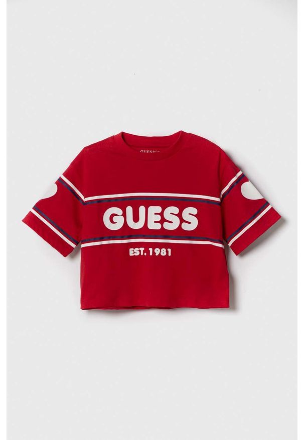 Guess t-shirt bawełniany dziecięcy kolor czerwony. Okazja: na co dzień. Kolor: czerwony. Materiał: bawełna. Długość rękawa: krótki rękaw. Długość: krótkie. Styl: casual, klasyczny