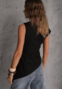 Renee - Czarna Marszczona Asymetryczna Bluzka z Bawełny z Ozdobą 3D Thellike. Okazja: na imprezę. Kolor: czarny. Materiał: bawełna. Wzór: aplikacja #3