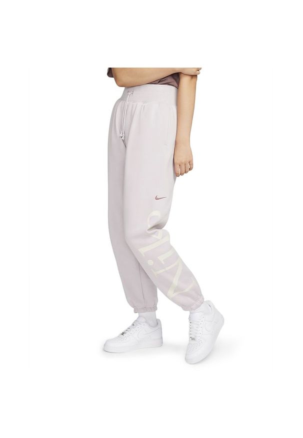 Spodnie Nike Polar Sportswear Phoenix FN2552-019 - fioletowe. Kolor: fioletowy. Materiał: polar. Sport: piłka nożna, fitness
