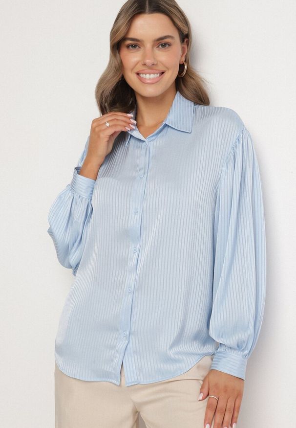 Born2be - Niebieska Koszula z Bufiastymi Rękawami i Przedłużonym Tyłem Zilima. Okazja: na co dzień. Kolor: niebieski. Materiał: jeans. Styl: klasyczny, casual, elegancki