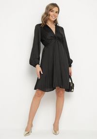 Born2be - Czarna Rozkloszowana Sukienka Plisowana z Marszczeniem i Dekoltem w Serek Aladwen. Okazja: na co dzień. Typ kołnierza: dekolt w serek. Kolor: czarny. Materiał: poliester. Typ sukienki: proste, rozkloszowane. Styl: casual, elegancki #4