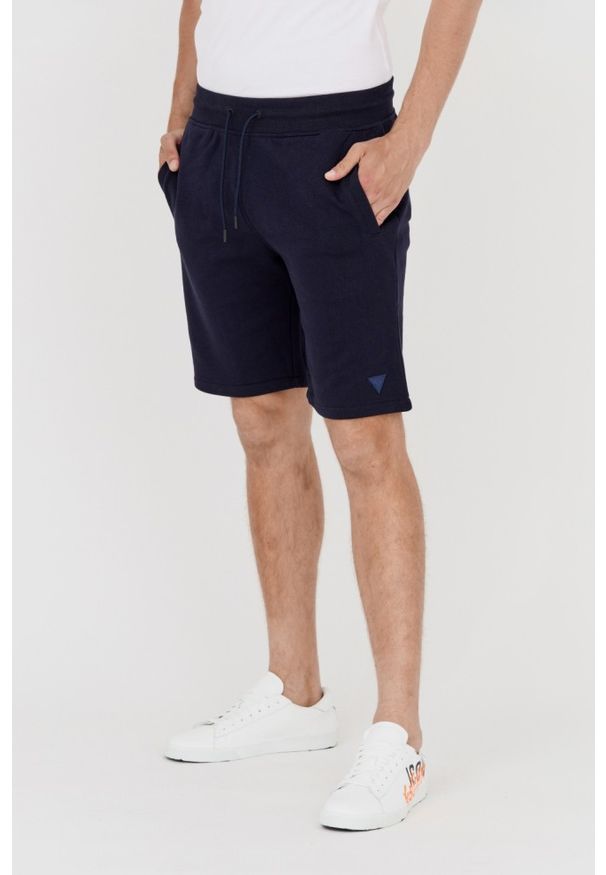 Guess - GUESS Granatowe dresowe szorty męskie. Kolor: niebieski. Materiał: bawełna