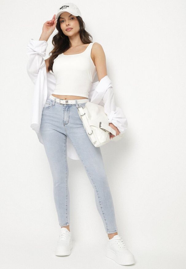 Born2be - Jasnoniebieskie Jeansy z Bawełną i Efektem Push Up o Dopasowanym Kroju Flortebia. Okazja: na co dzień. Kolor: niebieski. Styl: elegancki, casual
