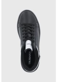 Trussardi Jeans - Trussardi buty kolor czarny. Nosek buta: okrągły. Zapięcie: sznurówki. Kolor: czarny. Materiał: guma. Obcas: na platformie #2