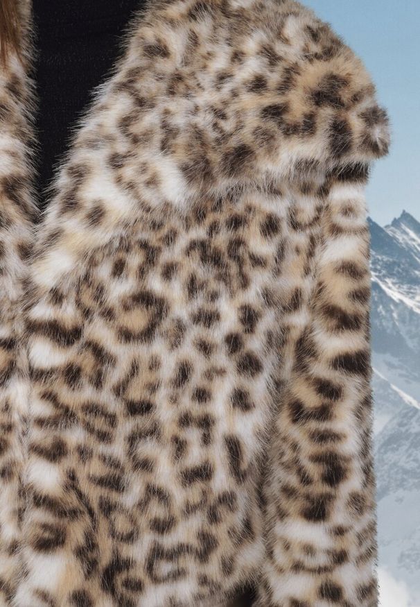 Born2be - Brązowa Kurtka Futrzana w Panterkę z Szerokim Kołnierzem Nalindraea. Okazja: na co dzień. Kolor: brązowy. Materiał: futro. Wzór: motyw zwierzęcy. Styl: klasyczny, casual, elegancki