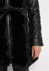 Born2be - Czarna Pikowana Kurtka z Kapturem Wiązana Paskiem Ozdobiona Sztucznym Futerkiem Sagure. Typ kołnierza: kaptur. Kolor: czarny. Materiał: futro. Wzór: aplikacja #2