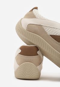 Born2be - Brązowe Sneakersy Ozdobione Geometrycznym Motywem Lamemisia. Okazja: na co dzień, na spotkanie biznesowe, do pracy. Kolor: brązowy. Wzór: geometria, aplikacja #4