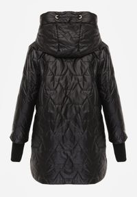 Born2be - Czarna Pikowana Kurtka Przejściowa z Kapturem i Bocznymi Suwakami Mado. Okazja: na co dzień. Typ kołnierza: kaptur. Kolor: czarny. Materiał: poliester, jeans. Styl: casual, klasyczny #4