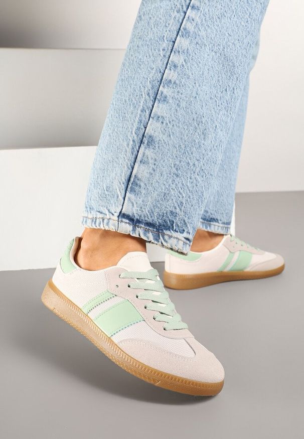Born2be - Biało-Zielone Sneakersy Tenisówki z Ozdobnymi Paskami Nelidi. Okazja: na co dzień, na spacer. Zapięcie: pasek. Kolor: biały. Materiał: jeans. Obcas: na obcasie. Wysokość obcasa: niski. Sport: turystyka piesza