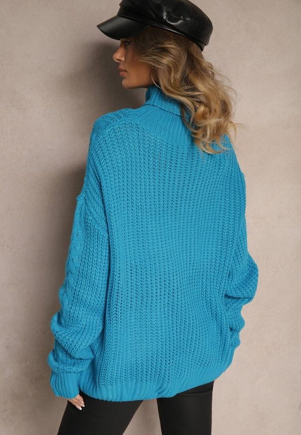 Renee - Niebieski Golf z Wiskozą w Stylu Oversize z Ozdobnym Splotem Korremi. Okazja: na co dzień. Typ kołnierza: golf. Kolor: niebieski. Materiał: wiskoza. Długość rękawa: długi rękaw. Długość: długie. Wzór: ze splotem. Styl: klasyczny, elegancki, casual