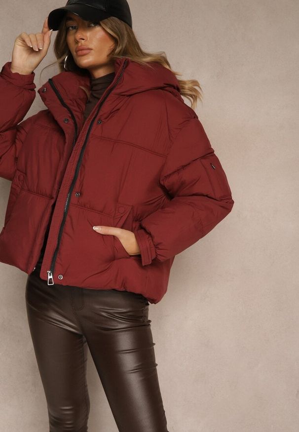 Renee - Bordowa Kurtka Puffer z Pikowaniem Kapturem i Kieszonką przy Rękawie Galeida. Okazja: na co dzień, na spacer. Kolor: czerwony. Materiał: jeans. Długość: krótkie. Styl: casual