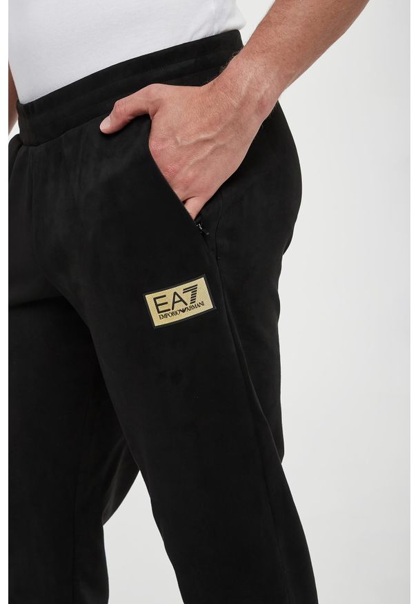 EA7 Emporio Armani - Spodnie dresowe męskie EA7 EMPORIO ARMANI. Materiał: dresówka