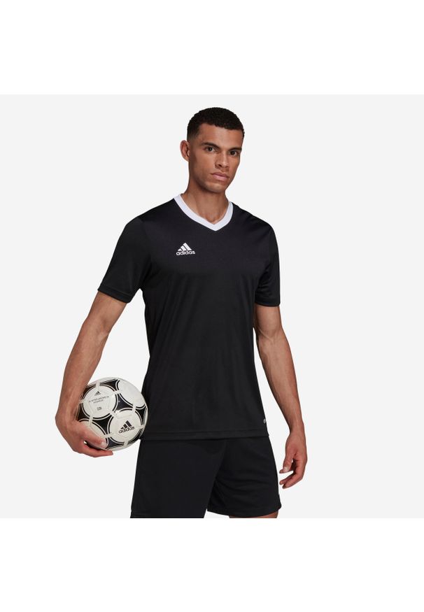 Koszulka do piłki nożnej Adidas Entrada 22. Typ kołnierza: dekolt w kształcie V. Kolor: czarny. Materiał: tkanina, poliester. Sport: piłka nożna