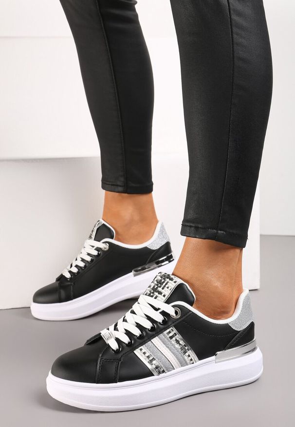Renee - Czarne Sneakersy na Niewysokiej Platformie z Brokatowymi Wstawkami Renallsa. Nosek buta: okrągły. Zapięcie: sznurówki. Kolor: czarny. Materiał: materiał. Obcas: na platformie. Wysokość obcasa: niski