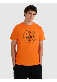 4f - 4F T-shirt regular z nadrukiem męski - pomarańczowy M. Okazja: na co dzień. Kolor: pomarańczowy. Materiał: materiał, bawełna, skóra. Wzór: nadruk. Styl: casual #1