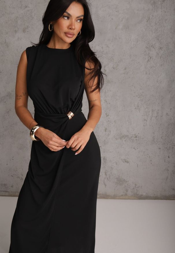 Renee - Czarna Koktajlowa Sukienka Taliowana z Marszczeniami i Metaliczną Ozdobą Zellnixi. Kolor: czarny. Wzór: aplikacja. Styl: wizytowy