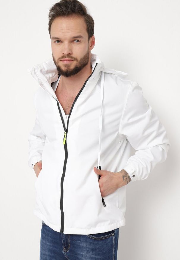 Born2be - Biała Kurtka Wiatrówka z Kapturem Schowanym w Kołnierzu Fioratte. Typ kołnierza: kaptur. Kolor: biały. Materiał: tkanina