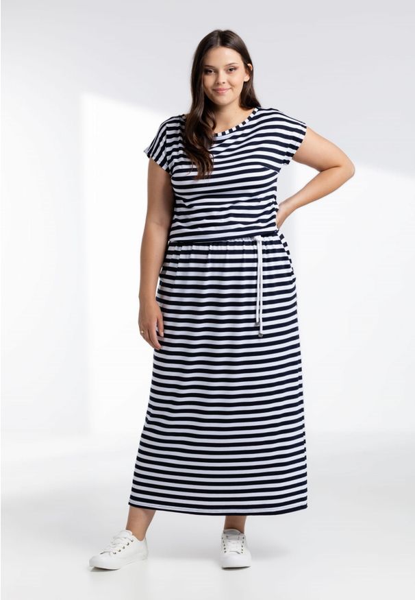 Moda Size Plus Iwanek - Sukienka Susana maxi w czarne paski XXL OVERSIZE LATO. Okazja: na co dzień. Kolor: czarny. Wzór: paski. Typ sukienki: oversize. Materiał: elastan, dzianina, wiskoza. Długość rękawa: krótki rękaw. Sezon: lato. Styl: boho, casual. Długość: maxi
