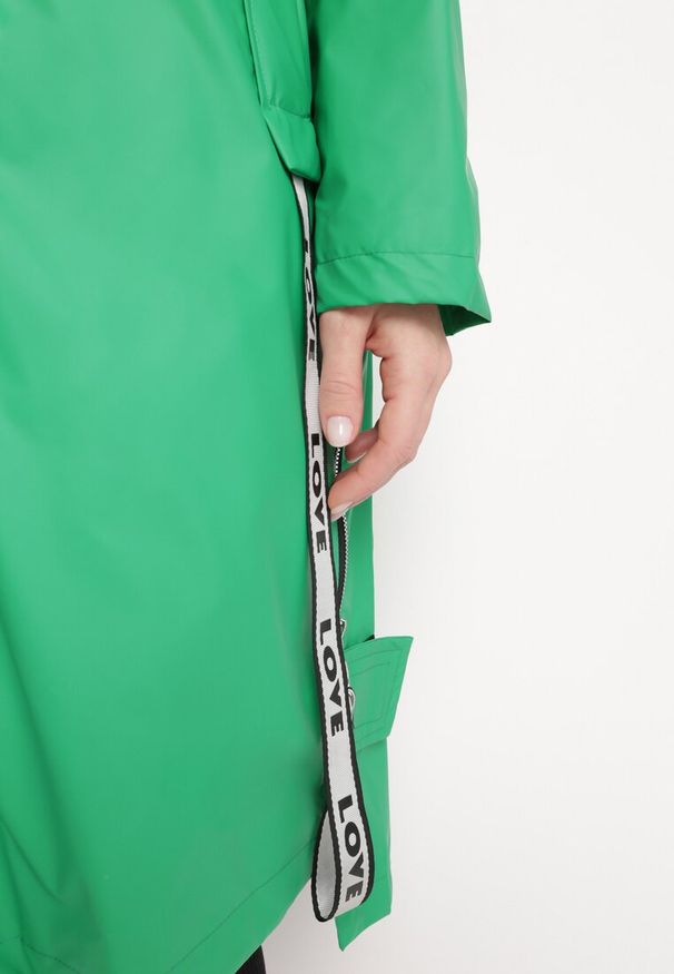 Born2be - Zielony Płaszcz za Kolano z Kapturem Katine. Typ kołnierza: kaptur. Kolor: zielony. Długość: długie. Wzór: nadruk, aplikacja. Styl: elegancki