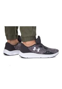 Buty Under Armour Charged Pursuit 3 Twist M 3025945-100 szare. Okazja: na co dzień. Wysokość cholewki: za kostkę. Kolor: szary. Materiał: guma, materiał. Szerokość cholewki: normalna