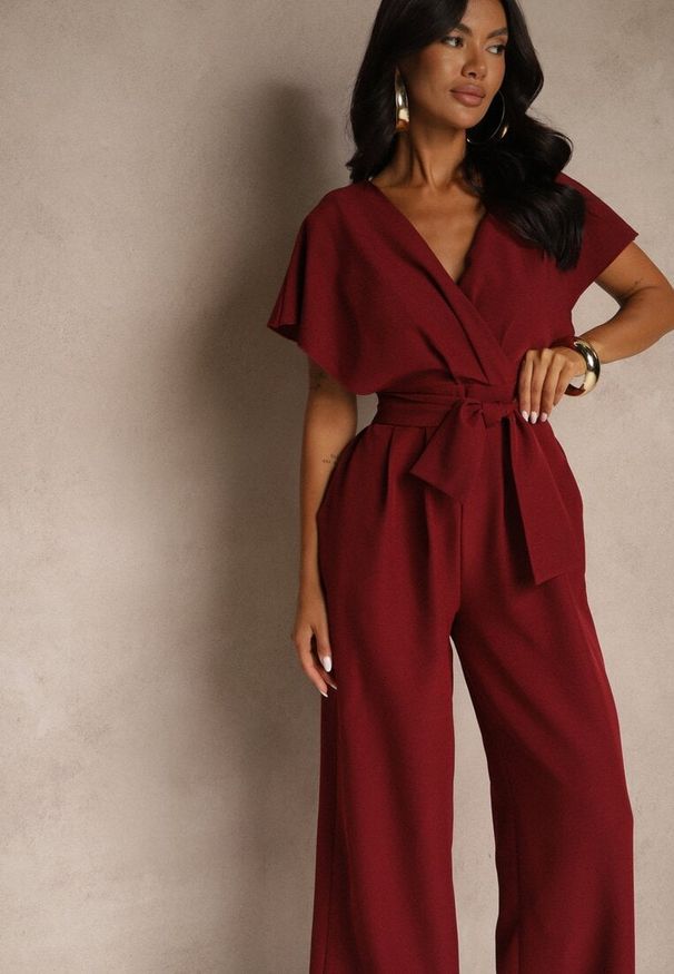 Renee - Bordowy Elegancki Kombinezon z Szerokimi Nogawkami i Kopertowym Dekoltem Melovina. Okazja: na co dzień. Kolor: czerwony. Sezon: wiosna, jesień. Styl: elegancki