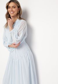 Born2be - Jasnoniebieska Długa Sukienka Koktajlowa w Stylu Retro z Plisami i Stójką Leowia. Typ kołnierza: kołnierzyk stójkowy. Kolor: niebieski. Styl: wizytowy, retro. Długość: maxi #5