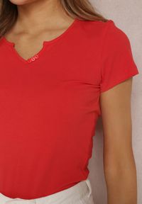 Renee - Czerwony T-shirt Amarhyse. Okazja: na co dzień. Kolor: czerwony. Materiał: materiał, bawełna. Długość rękawa: krótki rękaw. Długość: krótkie. Wzór: aplikacja. Styl: casual