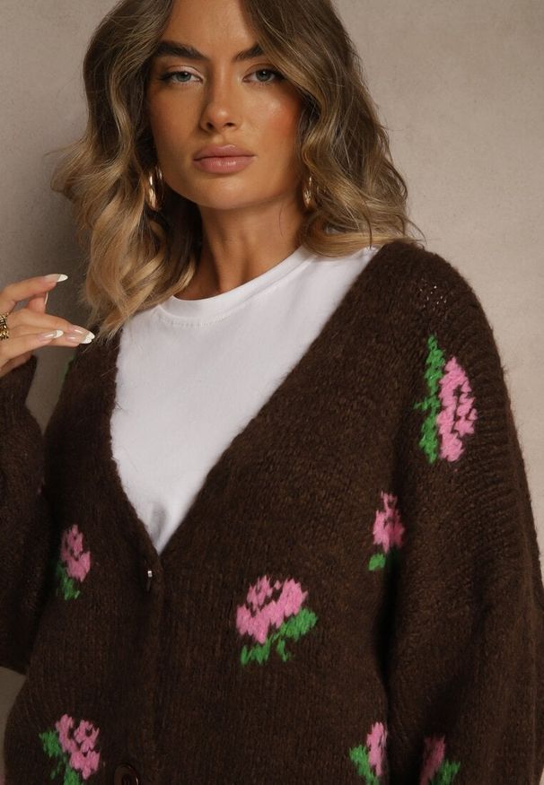 Renee - Brązowy Oversizowy Kardigan z Dodatkiem Wełny w Kwiaty Nelenesa. Okazja: na randkę, na co dzień. Typ kołnierza: dekolt w serek. Kolor: brązowy. Materiał: wełna. Długość: długie. Wzór: kwiaty. Styl: casual, elegancki
