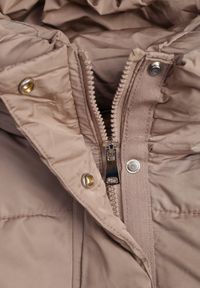 Born2be - Ciemnobeżowa Pikowana Kurtka Puffer z Kapturem Miviera. Okazja: na spacer, na co dzień. Typ kołnierza: kaptur. Kolor: beżowy. Materiał: dzianina, jeans. Sezon: zima. Styl: casual #8