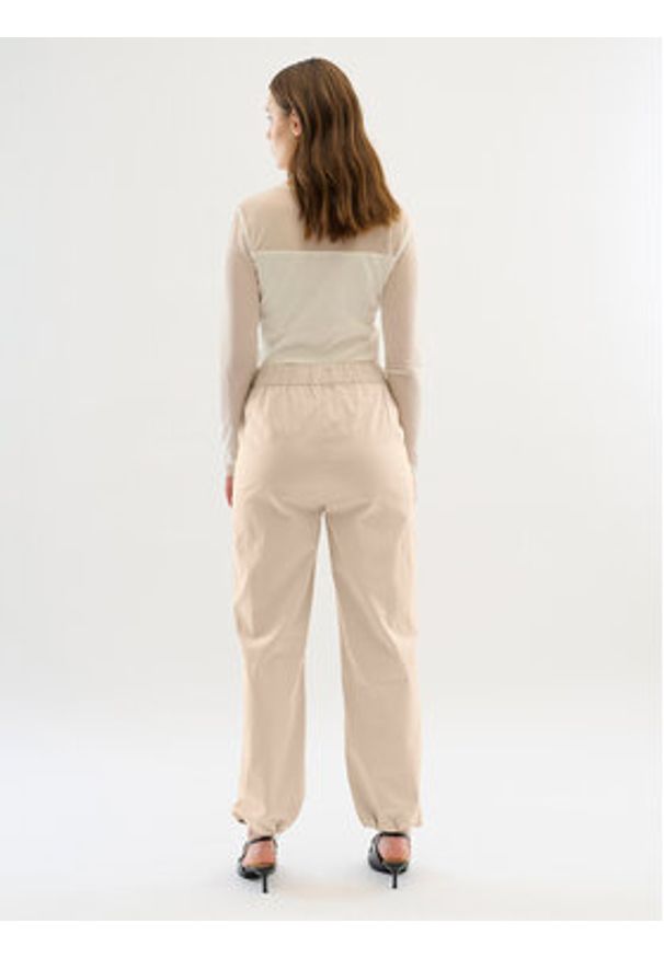 Karen by Simonsen Spodnie materiałowe Maddie 10104748 Beżowy Relaxed Fit. Kolor: beżowy. Materiał: bawełna