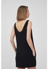 Calvin Klein sukienka kolor czarny mini prosta. Okazja: na co dzień. Kolor: czarny. Materiał: tkanina. Długość rękawa: na ramiączkach. Wzór: gładki. Typ sukienki: proste. Styl: casual. Długość: mini #3