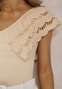 Renee - Jasnobeżowe Body Phaedrite. Typ kołnierza: kołnierz z falbankami. Kolor: beżowy. Materiał: bawełna, materiał. Długość rękawa: krótki rękaw. Długość: krótkie. Wzór: haft, ażurowy