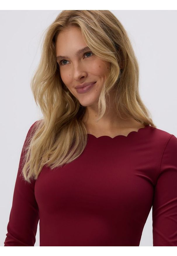 Reserved - Longsleeve z ozdobnym dekoltem - burgundowy. Kolor: czerwony. Materiał: dzianina. Długość rękawa: długi rękaw