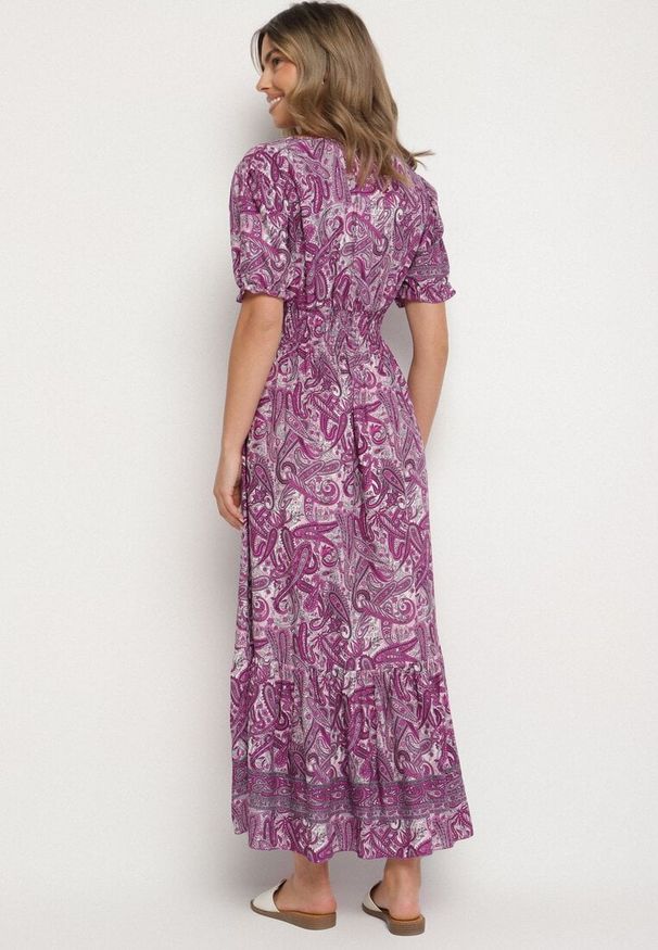 Born2be - Ciemnoróżowa Bawełniana Sukienka o Rozkloszowanym Kroju we Wzór Paisley Folurelle. Typ kołnierza: dekolt w serek. Kolor: fioletowy. Materiał: bawełna. Długość rękawa: krótki rękaw. Wzór: paisley. Styl: elegancki, klasyczny