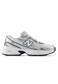Buty dziecięce New Balance GR740WN – białe. Kolor: biały. Materiał: materiał, syntetyk. Szerokość cholewki: normalna. Sezon: lato. Sport: turystyka piesza