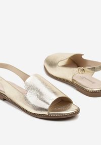 Renee - Złote Sandały Slingback ze Skórzaną Wkładką i Noskiem Peep Toe Kirassa. Nosek buta: otwarty. Zapięcie: sprzączka. Kolor: złoty. Materiał: skóra. Obcas: na płaskiej podeszwie. Styl: klasyczny #3