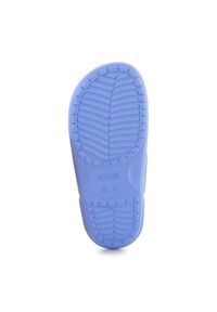 Klapki Crocs Classic Glitter Sandal Jr 207788-5Q6 niebieskie. Okazja: na plażę, na co dzień. Kolor: niebieski. Materiał: materiał. Sezon: lato