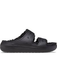 Crocs Classic Cozzzy Sandal. Kolor: czarny. Materiał: futro. Wzór: paski
