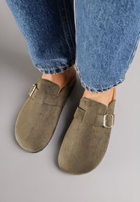 Born2be - Zielone Klapki z Ozdobnym Paskiem i Klamrą Calevelis. Nosek buta: okrągły. Kolor: zielony. Materiał: jeans. Obcas: na obcasie. Styl: klasyczny, elegancki. Wysokość obcasa: średni #4